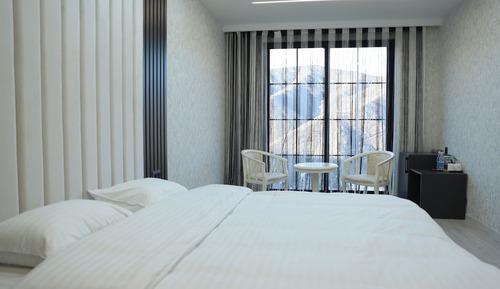 Habitación Confort, vistas a la montaña, junto a la piscina