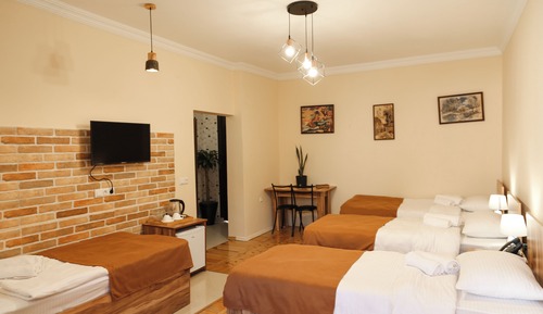 Habitación cuádruple, varias camas, patio