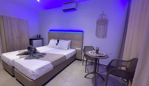 Habitación superior, acceso a la piscina, planta baja
