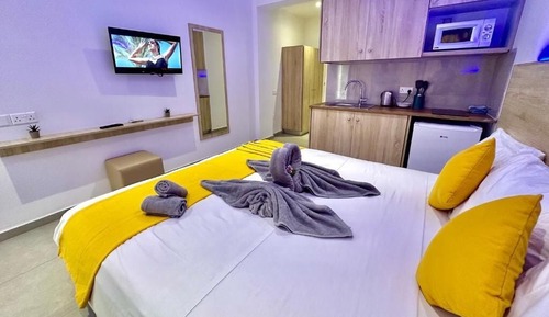 Estudio superior, acceso a la piscina, planta baja
