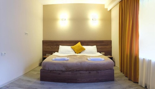 Habitación básica con 1 cama doble o 2 individuales, balcón