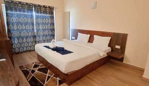 Suite superior, 1 cama de matrimonio, vistas a la piscina