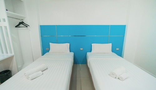 Habitación estándar con 1 cama doble o 2 individuales, sin ventanas