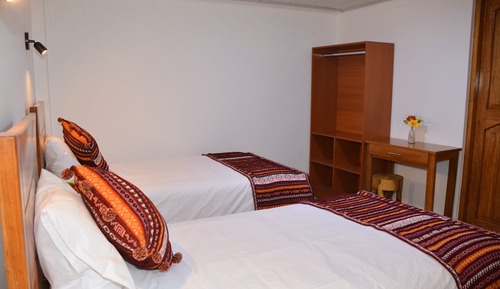 Habitación básica con 2 camas individuales