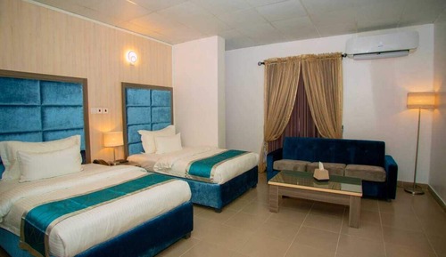 Habitación básica con 2 camas individuales