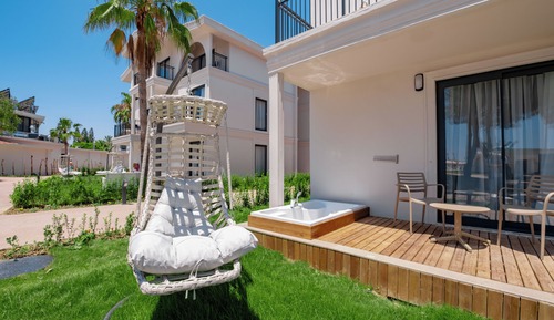 SELECTUM GARDEN ROOM WITH JAKUZZI