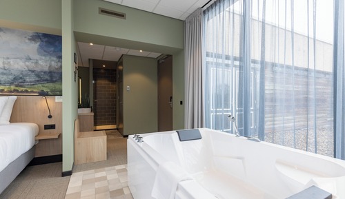 Suite, balcón (and Bathtub)