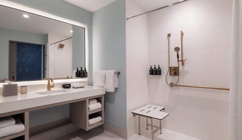 Habitación estándar, 2 camas de matrimonio, accesible en silla de ruedas (Roll-In Shower)