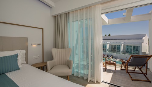 Habitación Deluxe con 1 cama doble o 2 individuales, balcón, vistas a la piscina