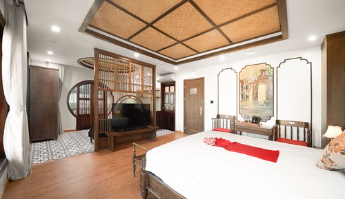 King Suite with Bathtub