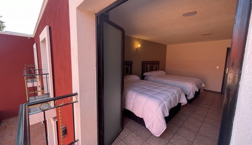 Habitación clásica doble, 2 camas dobles, balcón