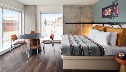 Estudio, 1 cama de matrimonio grande, cocina básica, en esquina