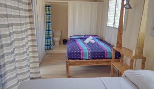 Habitación económica, 2 camas dobles, baño privado, junto a la playa