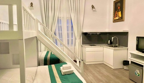 Habitación superior con 2 camas individuales, vistas a la ciudad