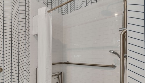 Habitación estándar, 1 cama de matrimonio grande, accesible en silla de ruedas (Roll-In Shower)
