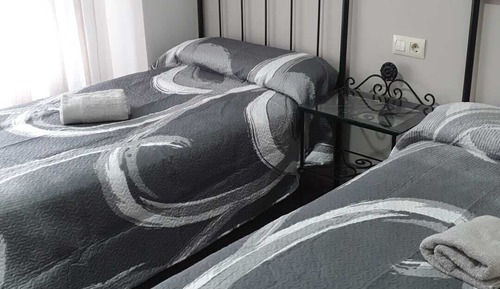 Habitación básica con 2 camas individuales