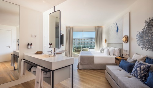 Habitación superior, vistas al mar (Lateral | 2 Adults 1 Child)