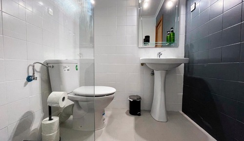 Habitación básica con 2 camas individuales