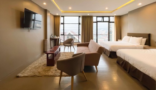 Habitación familiar, varias camas, balcón, vistas a la ciudad