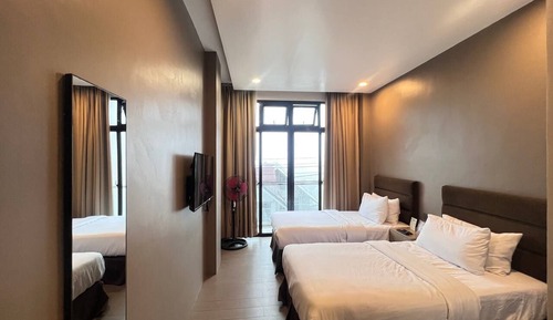 Habitación básica con 2 camas individuales, 2 camas individuales, balcón, vistas a la ciudad