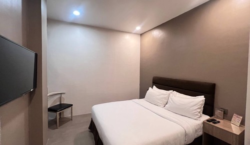 Habitación básica doble, 1 cama doble, sin ventanas