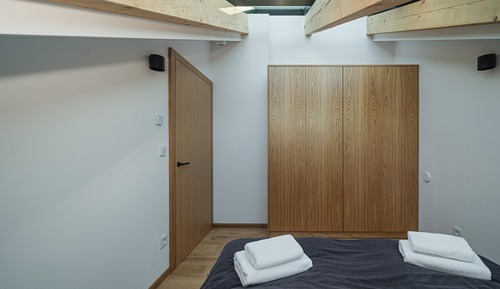 Ático, 1 habitación, vistas a la colina, en una planta alta