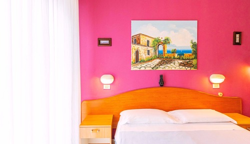 Habitación básica con 1 cama doble o 2 individuales
