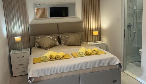 Estudio clásico, 1 cama de matrimonio, vistas parciales al mar, en la zona del patio