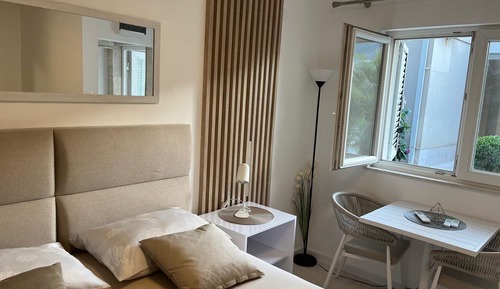 Estudio clásico, 1 cama de matrimonio, vistas parciales al mar, en la zona del patio
