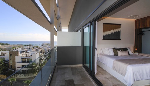 Suite de lujo, vistas parciales al mar