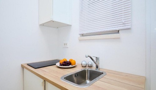 Estudio (Studio Apartment with Balcony)