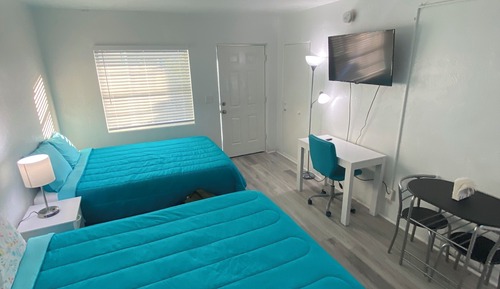 Habitación básica con 2 camas individuales