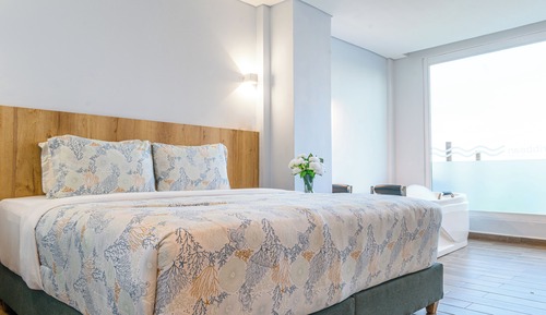 Habitación superior con 1 cama doble o 2 individuales, bañera de hidromasaje, vistas al mar
