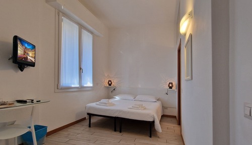 Habitación clásica con 1 cama doble o 2 individuales, vistas parciales al lago