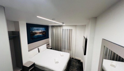 Habitación superior con 1 cama doble o 2 individuales, baño privado