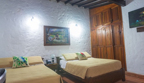 Habitación familiar, 2 camas dobles, baño privado, vistas al jardín