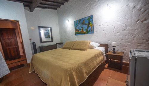 Habitación básica, 1 cama de matrimonio grande, baño privado, vistas a la piscina