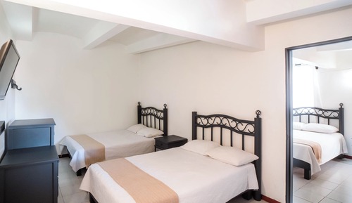 Dúplex superior, 2 habitaciones, vistas a la piscina, en una planta alta