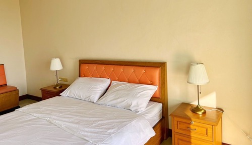 Estudio básico, bañera, vistas al jardín