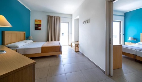 Habitación familiar, vistas parciales al mar