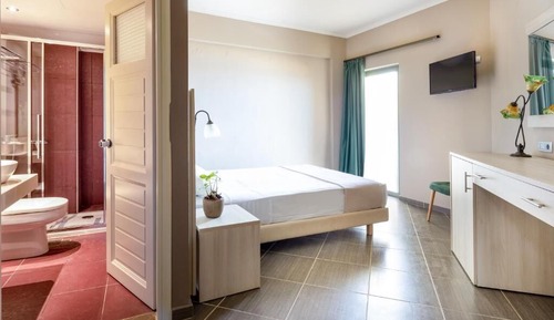 Habitación con 1 cama doble o 2 individuales, vistas parciales al mar