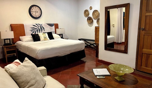 Habitación Deluxe, 1 cama de matrimonio grande, patio, vistas a la piscina