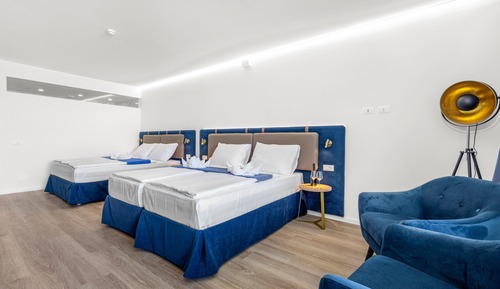 Habitación superior, balcón, junto a la piscina