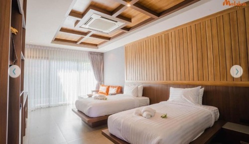 deluxe twin bed with private pool