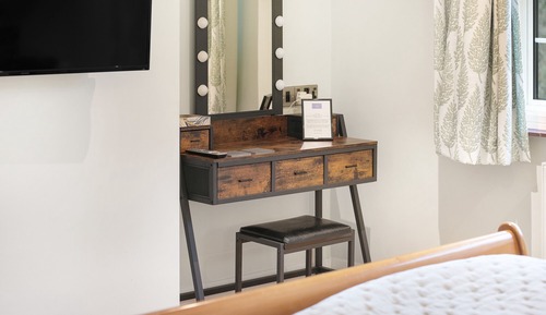 Habitación doble, 1 cama de matrimonio grande, baño privado, vistas al jardín
