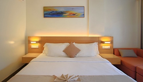 Habitación Deluxe doble, 1 cama de matrimonio grande, balcón, vistas parciales al mar