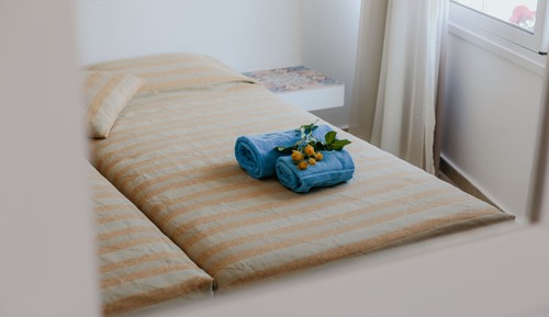 Habitación con 1 cama doble o 2 individuales, balcón, vistas a la ciudad