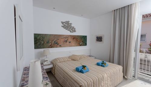 Habitación con 1 cama doble o 2 individuales, balcón