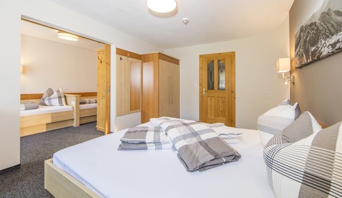 Apartamento, 3 habitaciones, balcón, vistas a la montaña (App 21)