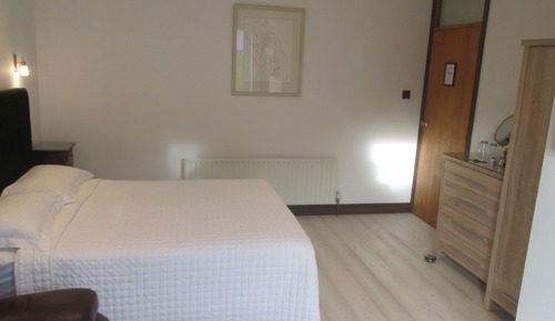 Habitación Confort doble, 1 cama de matrimonio, baño privado, en la zona del patio